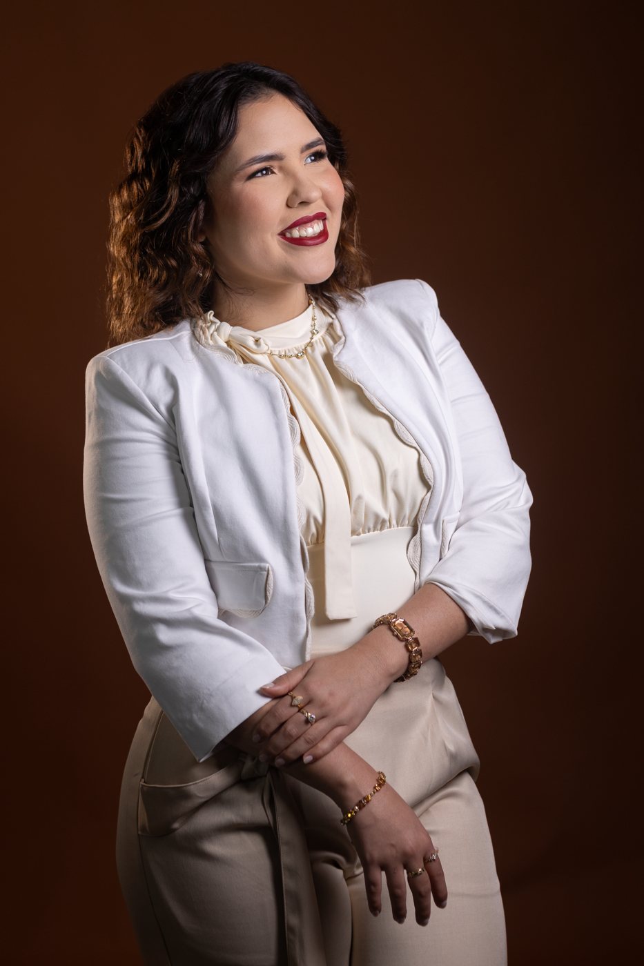 Raysa O'Reillys de blazer branco, sorrindo