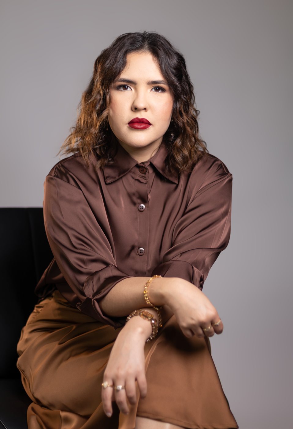 Raysa O'Reillys em retrato com camisa marrom