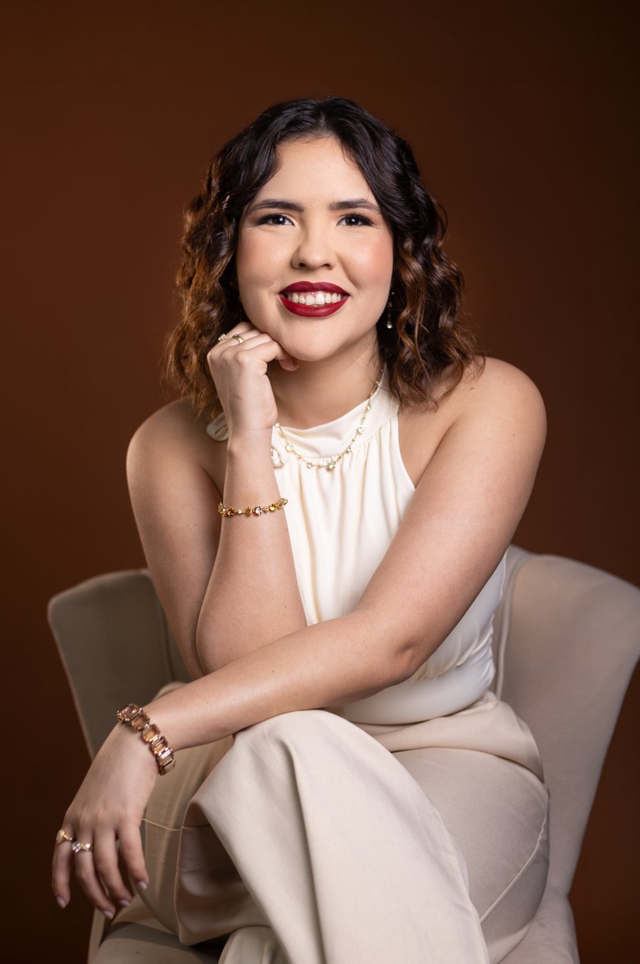 Raysa O'Reillys, advogada, sentada e sorrindo